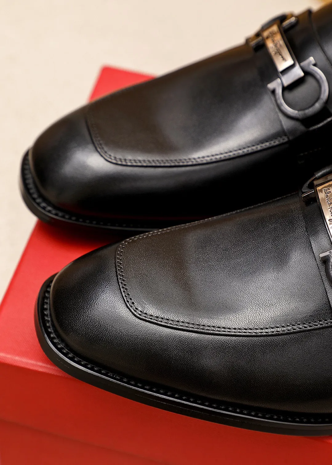 Men's shoes 💰460 💐 Product trademark: Ferragamo "Ferragamo" casual leather shoes Regular size: 38-44 (45.46🉑️customized) Product materials: Selected imported first-layer calfskin upper + luxury hardware buckle, imported water-dyed cowhide leather lining. Strong three-dimensional visual effect, original rubber outsole Color: 1⃣️color optional